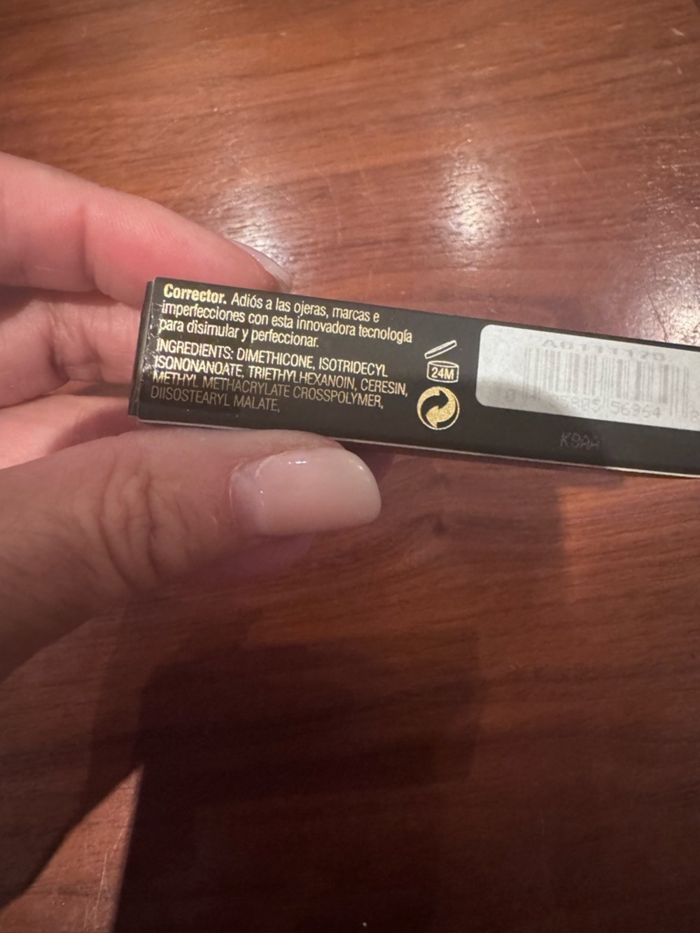 Elizabeth Arden Stroke of Perfection Concealer - Black and Gold Packaging - Picture 4 of 6